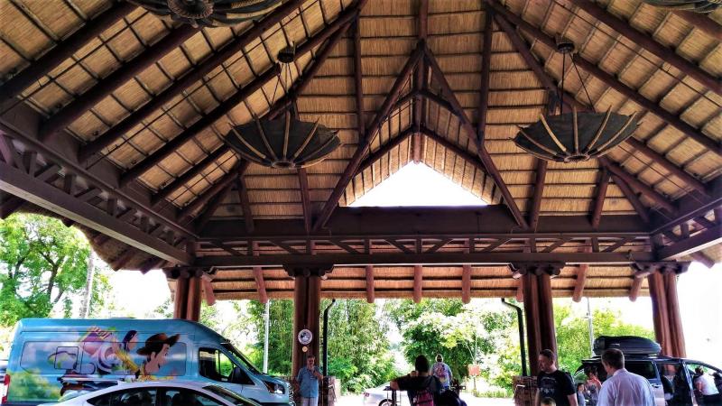 アフリカの伝統的な藁葺き屋根が特徴的な「ジャンボ・ハウス」の正面玄関