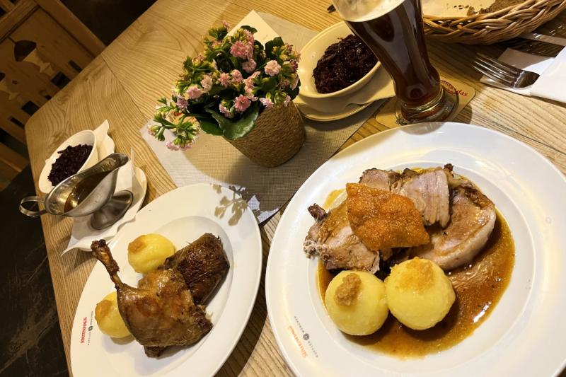 バイエルン名物のシュバイネハクセ（骨付き豚のローストとポテト）（ドイツ）