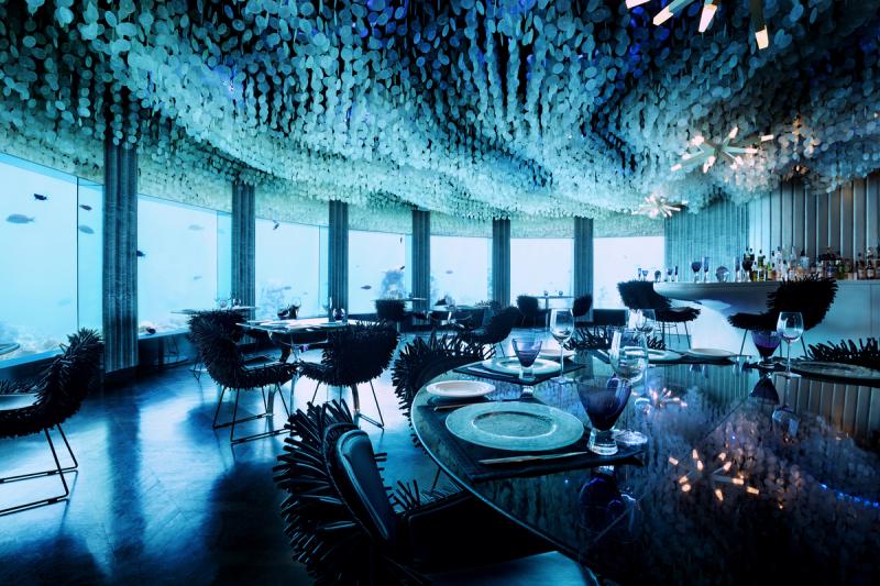 ●ニヤマ プライベート アイランド モルディブの「サブシックス」水深6mにあるレストラン＆クラブ。ランチのほか、DJパーティーなど週2回イベントを開催。