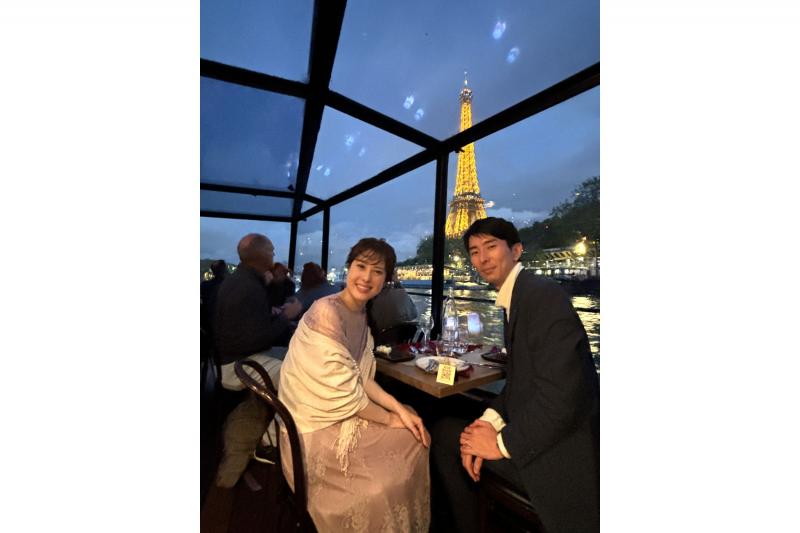 ディナークルーズ。夜のライトアップしたエッフェル塔と一緒に