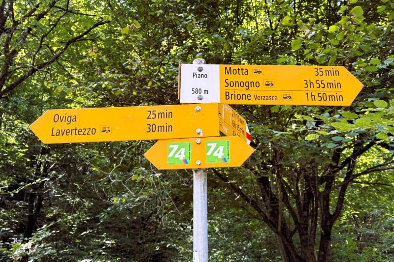 ブリオーネまで1時間50分、ソノーニョまでは3時間55分の道のりです。約2時間、約4時間と表記しないのがスイスらしい（笑）