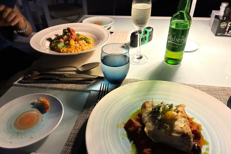 リゾートでの食事（モルディブ）