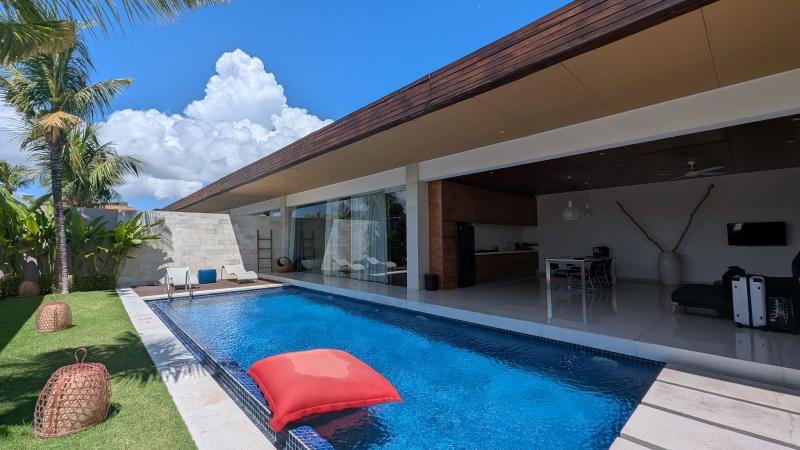 向かって左がベッドルーム、右がリビングダイニング