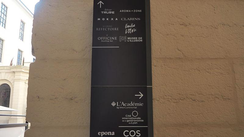 こちらのホテルは商業施設に隣接し、滞在中のお買い物にも便利なロケーションです