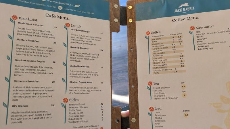 朝食はメニューの中から1品チョイス。ドリンクも1品つきます