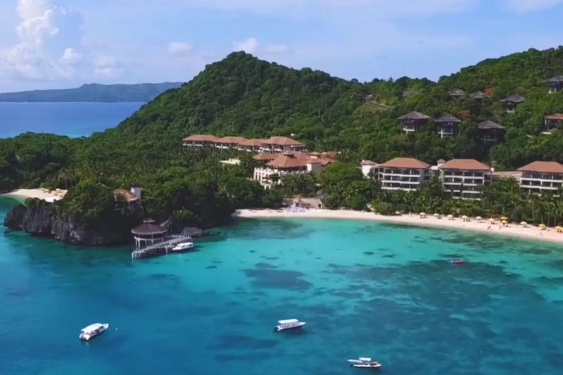 2013年にアジアベストビーチ1位に輝いてから、話題になっているフィリピンのボラカイ島。ボラカイ島の中でもNo1ホテルとして秘かに人気を集めています。ロビーは真っすぐに吹き抜けとなっており、美しいボラカイ島の海の絶景を楽しむことができます。また、ほとんどのお部屋はシービューのサンセット側に位置し、ゆったりとした贅沢の時間を過ごしていただけます。ボラカイ島の美しいサンセットを楽しみたい方には、こちらの絶景ホテルがおすすめです！！（写真：© Shangri-La Boracay）