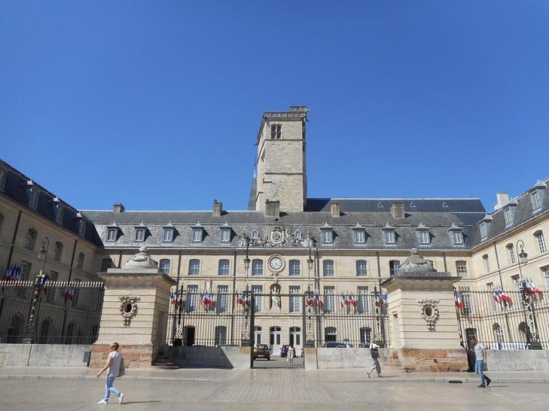 ブルゴーニュ公宮殿。宮殿の右部分は現在フランスで第三規模の美術館・ディジョン美術館になっております。ディジョン美術館は、フランス最古の美術館の一つで館内ではブルゴーニュ公国の歴史を辿ることができます。