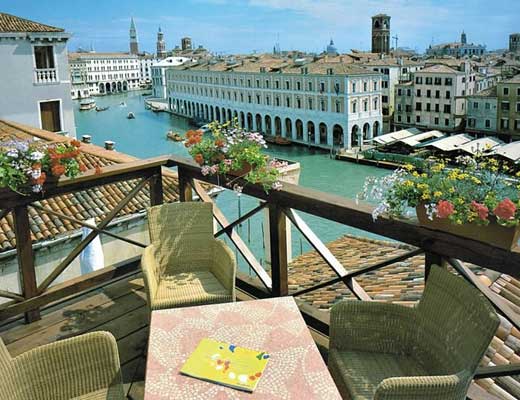 【ホテル フォスカリ パレス（イタリア）】リーズナブルな宿泊料金で、ベネチアの大運河の目に前の部屋に泊まれる「ホテル フォスカリ パレス（Hotel Foscari Palace）」。屋上からのベネチアの街並み、なかでも夕暮れ時の絶景が素晴らしいです。周辺はバーガロ（飲み屋）やレストランがたくさんあり、対岸には魚市場もあり、中世の住人になったかのようにベネチアの街を楽しめます。
