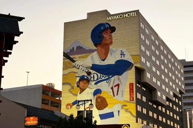 リトル東京のホテルの壁にも大・大谷くん
