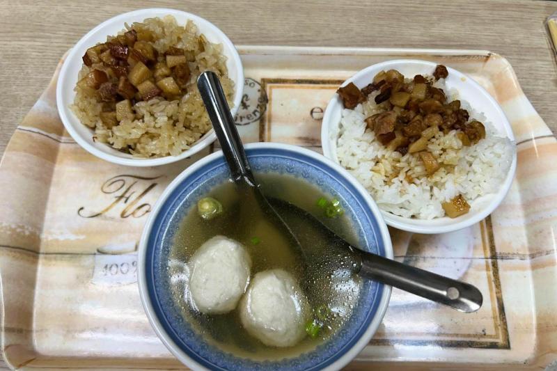 美味しい朝食の魯肉飯、油飯、魚のつみれ汁
