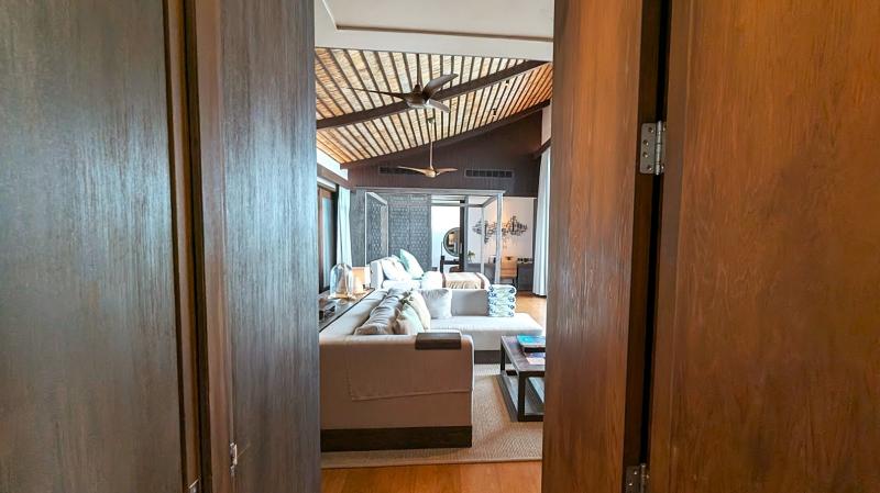 この扉で仕切られています