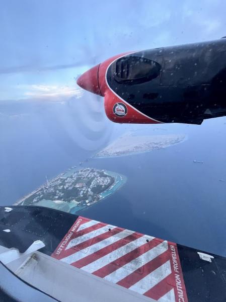 マーレから水上飛行機で移動。騒音は少しあるけど、それよりも景色に夢中！