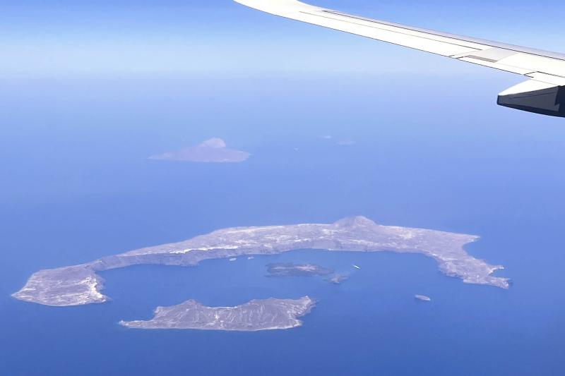 クレタ島に向かうフライトから見えたサントリーニ島