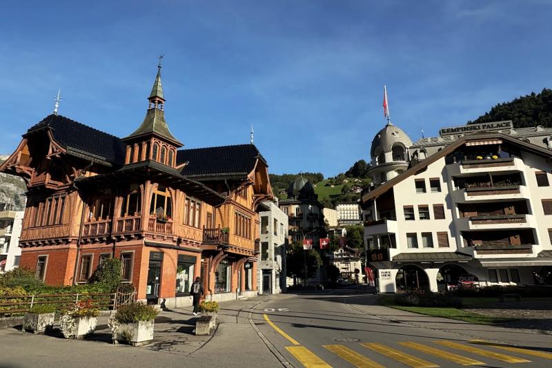 駅前から始まるメインストリートのドルフ通り