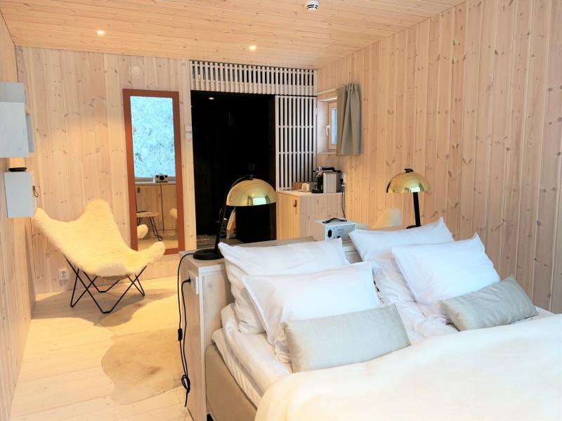 白い木目の壁と、フィンランドらしいスタイリッシュな家具がセンス良く配置されています