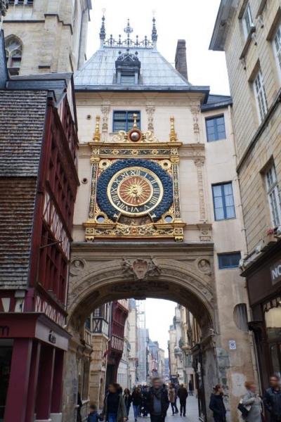 こちらの大時計は16世紀のものです！ ジブリの世界！