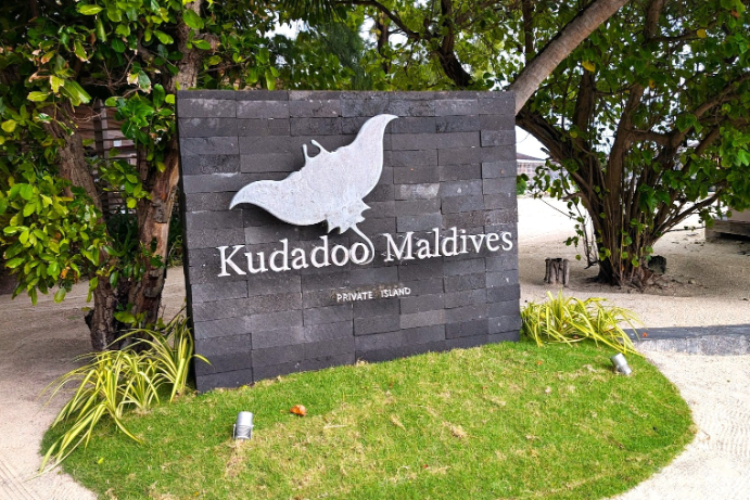 クダドゥ モルディブ プライベート アイランドのロゴはマンタ