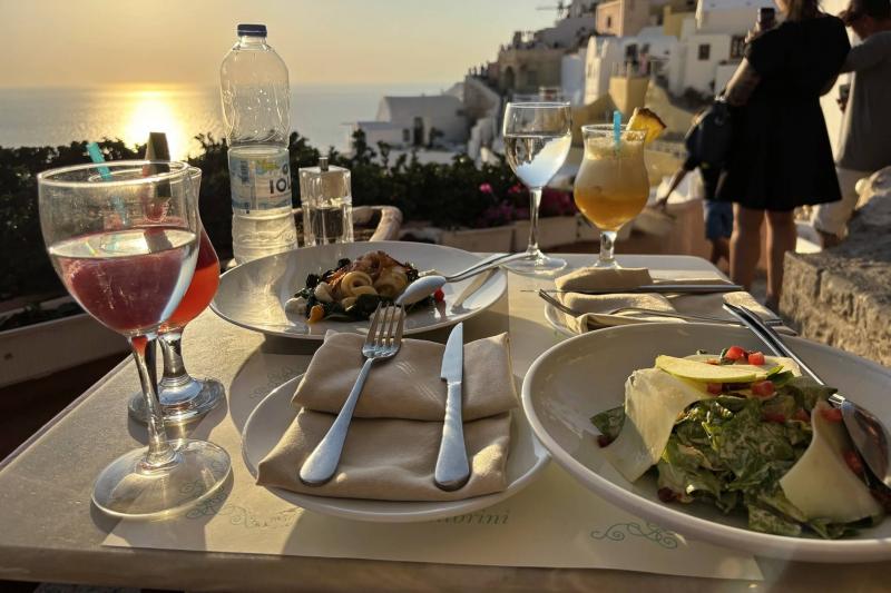 カストロ イア レストランでのディナー。特等席で夕日をみることができました