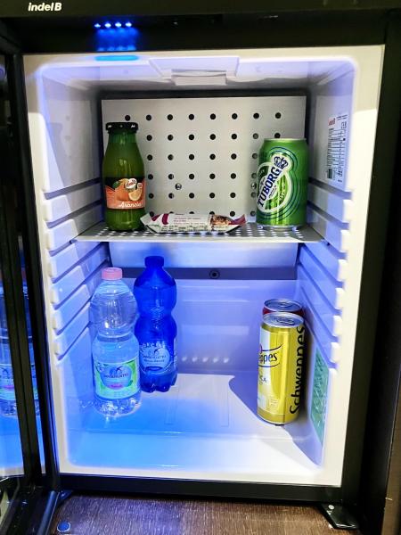 ミニバー（冷蔵庫）の中の冷えたドリンクは有料です