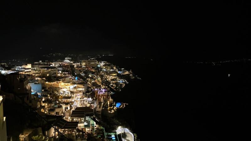 ホテルから見える美しいサントリーニ島の夜景