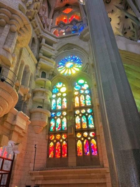 サグラダ ファミリアの内観。ステンドガラスからの陽の光はとても美しかった