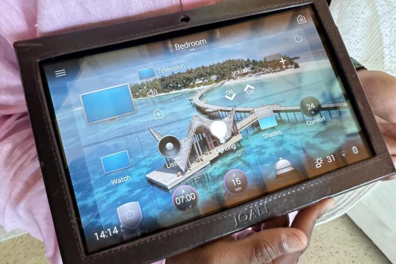 ベッド横のタブレットで、空調、音楽、カーテン、照明の操作などすべて行うことができます
