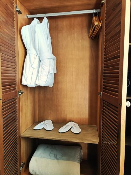 どの部屋にもバスローブとスリッパが備わっています