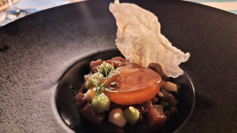 前菜のタルタル。マグロにゴマ、醤油漬け卵黄、わさびマヨネーズと和風の味わい