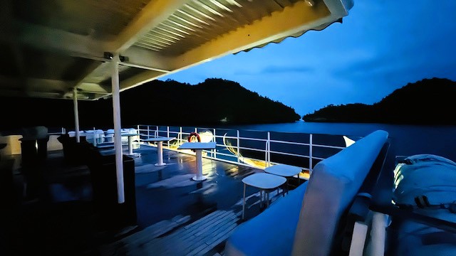 こちらは屋外のバーカウンターからの夕景