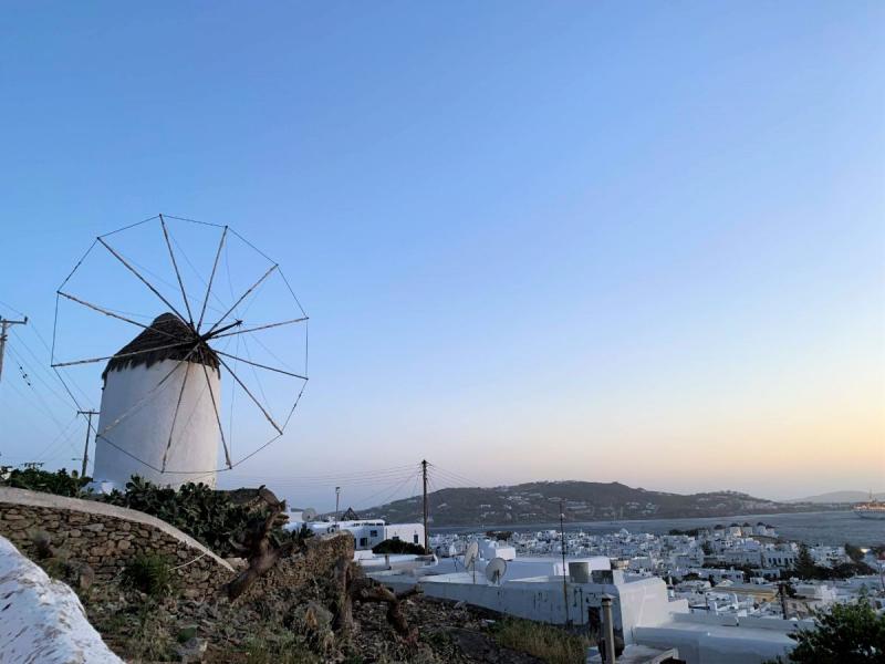ギリシャで白い街並みや風車のある風景といえば…ミコノス島が思い浮かびます