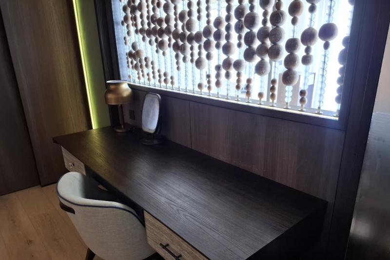 大きなデスクは仕事もはかどってしまいそうですね！