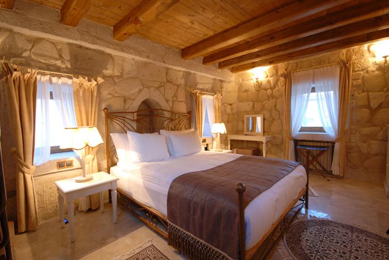 【泊まってみたい憧れホテルは？】タフォニ ケーブ ホテル（トルコ）以前フランスで行われた商談会でホテルのオーナーにお会いし、このホテルの存在を知りました。300年前の洞窟を利用して造られたこちらのホテルは、全13室のオールスイートで、スタッフのおもてなしも素晴らしく、「トリップアドバイザー」でも5つ星評価を得ているようです。トルコの治安も回復してきた今、ラグジュアリーなケーブホテルで非日常を味わってみるのはいかがでしょうか？
