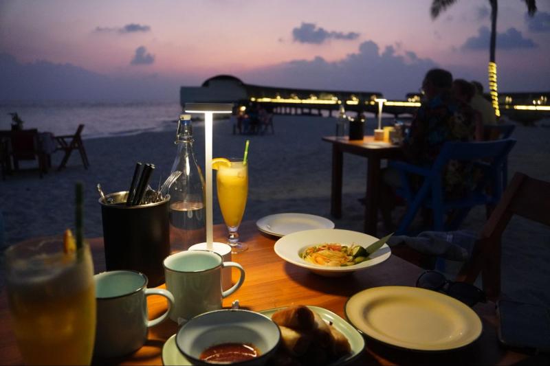 ホーカーでの夕食。毎晩砂浜で食事をしました