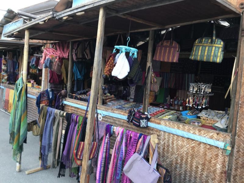 クラフトショップ。ブータン国内の工芸品を集めた国営のマーケットです。道なりに数十軒が軒を連ねます
