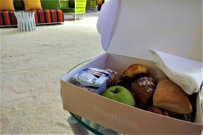 翌日の国内線が早かった私にパンにヨーグルト、リンゴが入った朝食をボックスを用意してくれました！