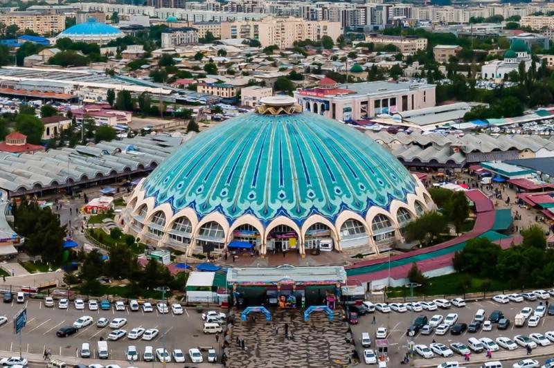 ◆タシケントのモダニズム建築：中央アジアにおける近代性と伝統（Tashkent Modernist Architecture. Modernity and Tradition in Central Asia）／2026年登録1960年代から1990年代初頭に建設された、タシケントの10の建築物や都市施設群。1966年の大地震後の復興と都市の変化を伝え、博物館や展示施設、住宅群、科学施設などが含まれます。ソ連時代の近代的な建築技術に、地域の伝統や素材、気候、耐震性への配慮を取り入れた点が特徴です。（写真はチョルスー・バザール）