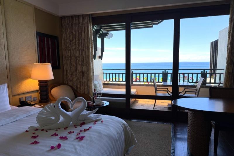 シャングリ・ラ ボラカイの客室。ハネムーン仕様？のベッドメイキング