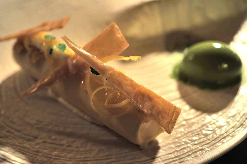 サクサクのチュイル（パリパリの焼き菓子）、ライムと抹茶のソルベ添え