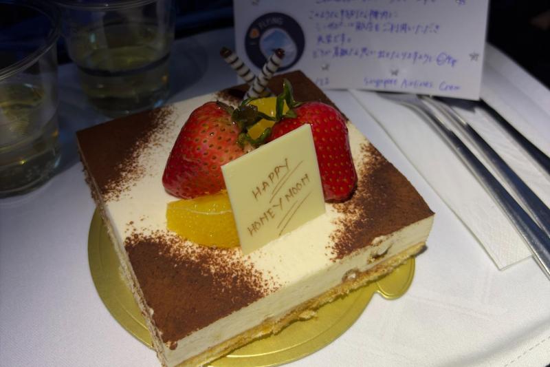 行きのシンガポール航空の中でお祝いしていただきました！