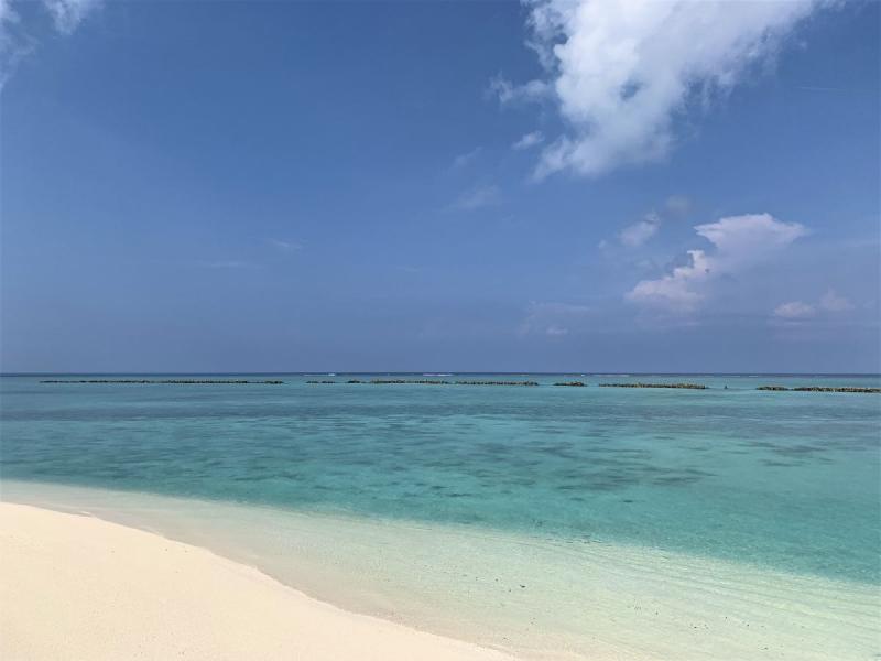 真っ白な砂と、どこまでも青い海がリゾートの特徴です