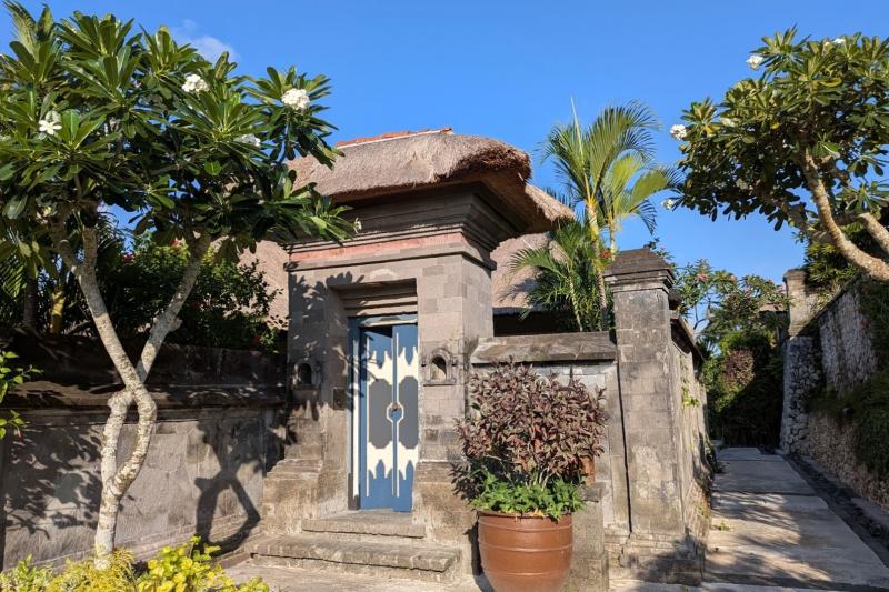 伝統的な茅葺屋根のヴィラエントランス