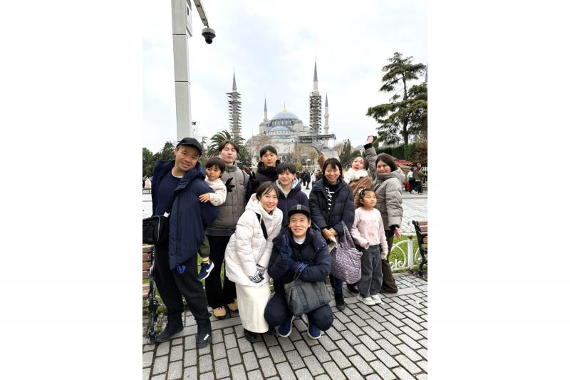 イスタンブールのブルーモスク（スルタンアフメト モスク）をバックに！