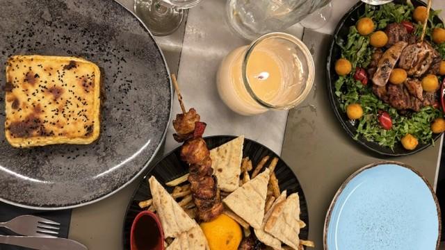 ギリシャ料理のスブラキとムサカ