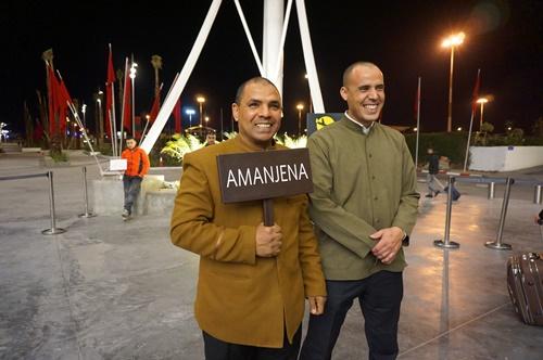 空港の出口で、アマンジェナのスタッフがお出迎え。こんな風に「AMANJENA」と書いたボードを持っています