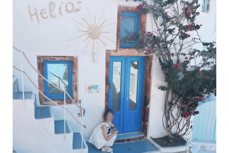 白い壁、青い窓枠、そして咲き誇るブーゲンビリア（サントリーニ島）