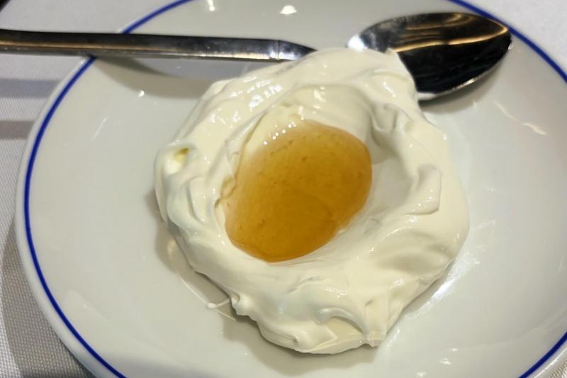 ギリシャで食べたギリシャヨーグルト。どこで食べても美味しかった
