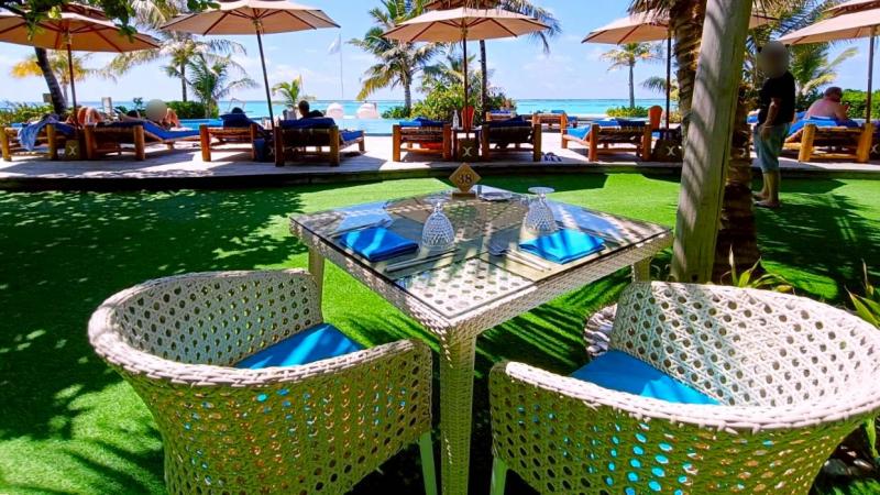 たくさんの席と、プールも海も見渡す開放的なレストラン