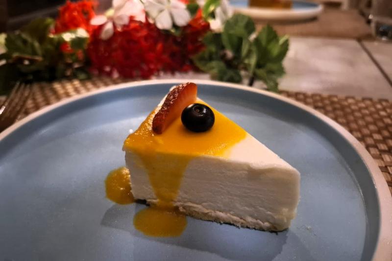 ホワイトチョコレートケーキ。クリーミーなムースの口当たりとマンゴーソースのさわやかさがたまらない！