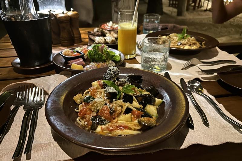 各日でビュッフェ形式またはコースメニューがあったのですが、コースメニューのインド料理が口に合わなかったです。笑特に美味しかったと思ったのは、地中海料理と日本料理です（写真：地中海料理）。
