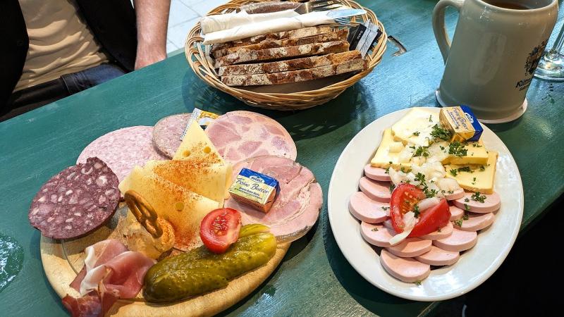 おつまみも一緒にどうぞ